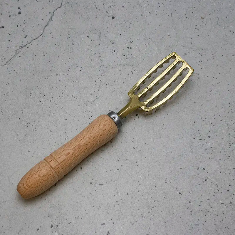 Hitohita Brass Fish Scaler- Large