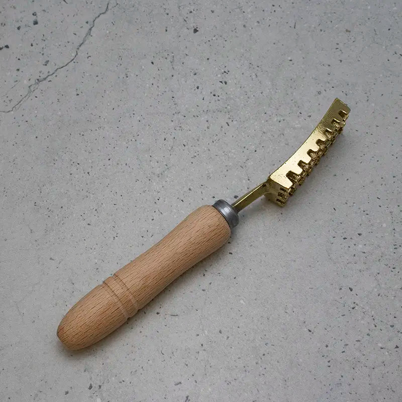 Hitohita Brass Fish Scaler- Large