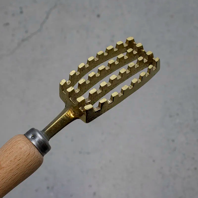 Hitohita Brass Fish Scaler- Large