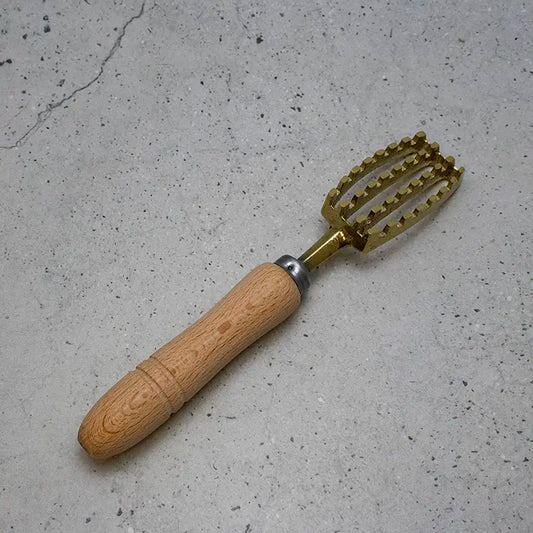 Hitohita Brass Fish Scaler- Large