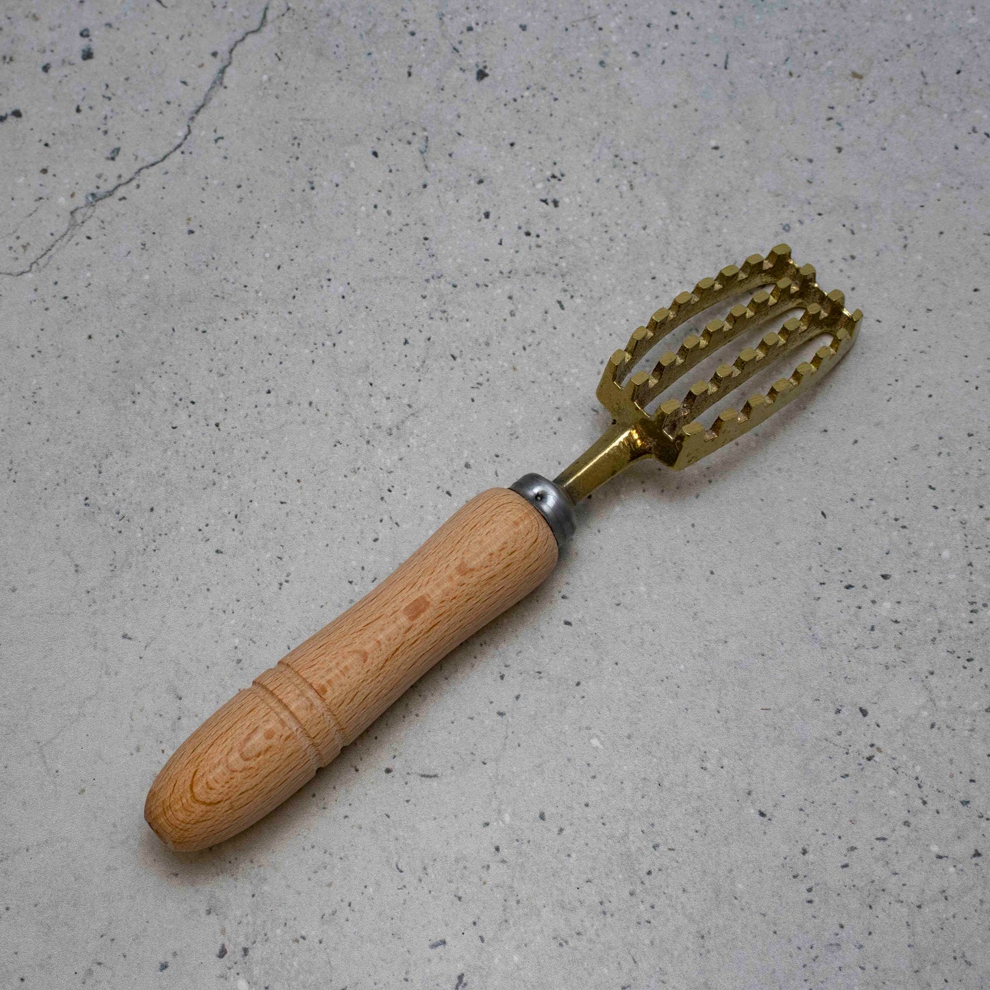 Hitohita Brass Fish Scaler- Large