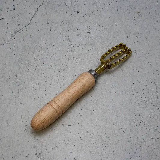 Hitohita Brass Fish scaler- Small